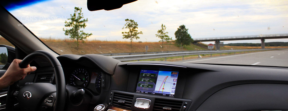 infiniti Q70 hybrid road interieur