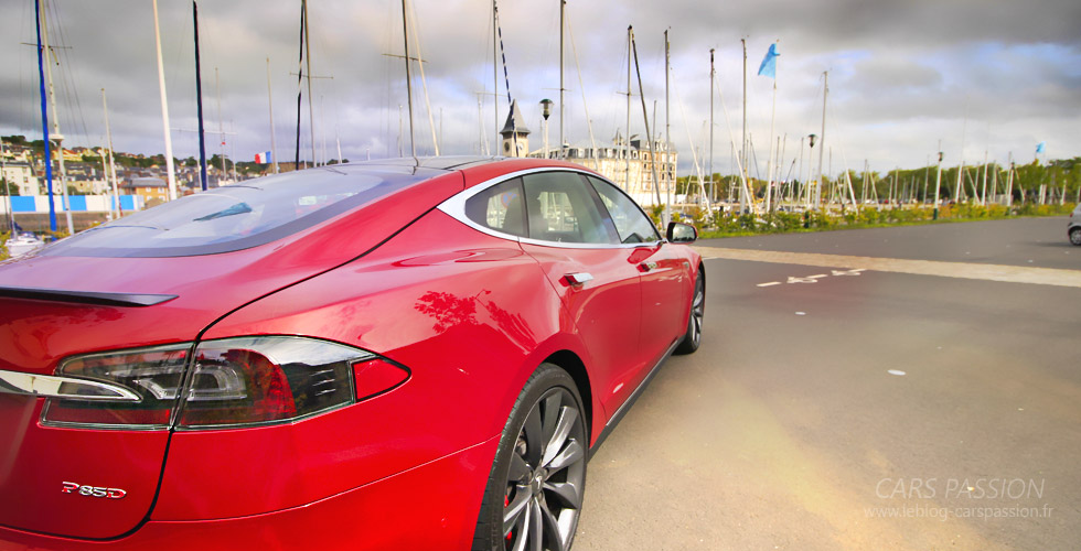 Tesla Model S photo port de Trouville sur Mer