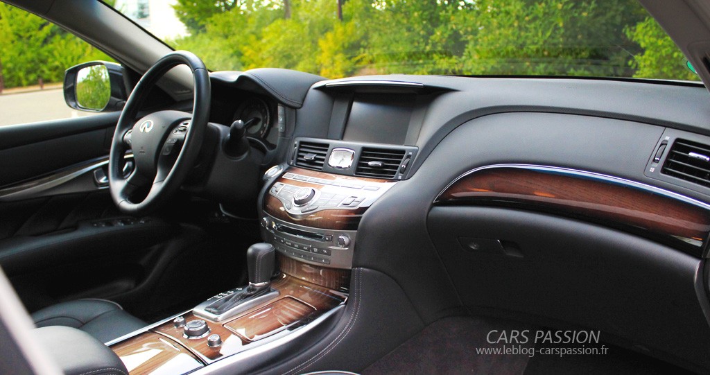 Infiniti Q70 interieur premium