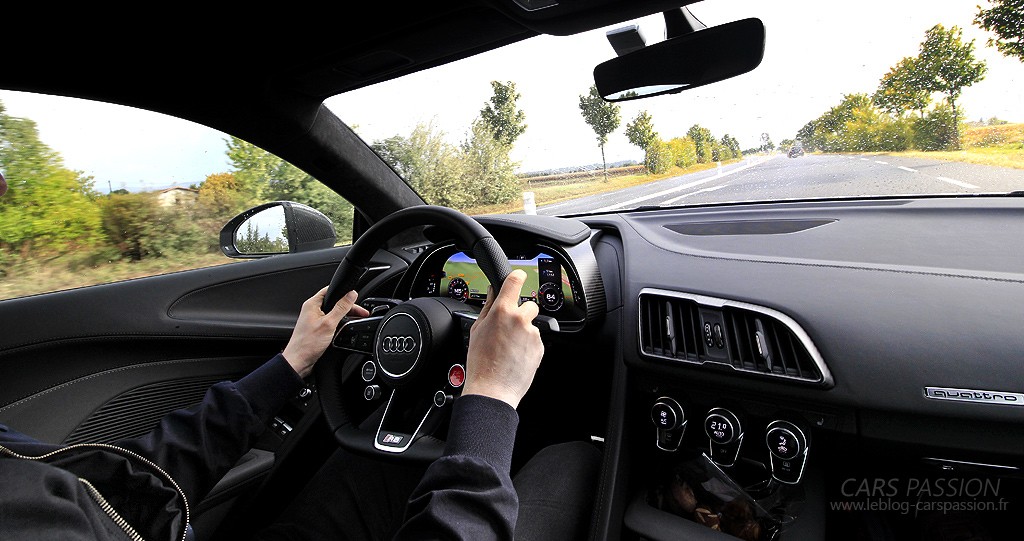 interieur volant audi R8 v10 plus