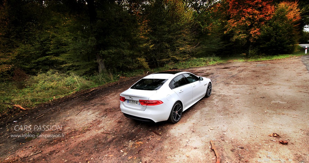 photo Jaguar XE blanche sport 2016 vue arrière