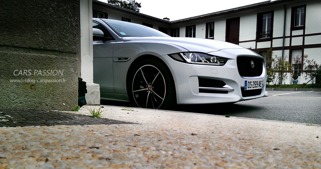 photo Jaguar XE blanche sport 2016 vue avant