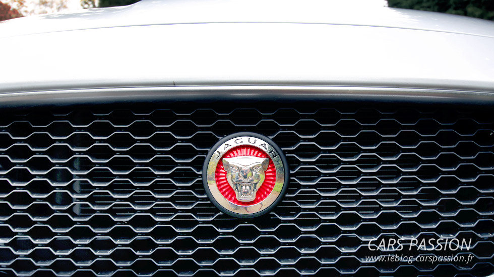 logo rouge Jaguar XE calandre avant