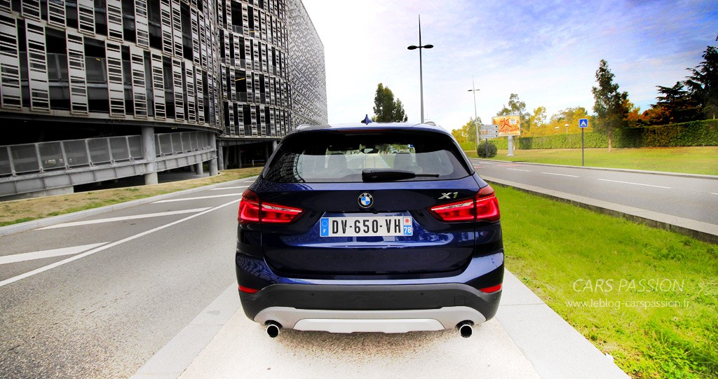 Essai Nouveau Bmw X1 2016 25i finition Sport coffre couleur bleue