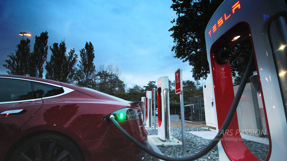 Tesla superchargeur à Rungis 94 parking de Novotel