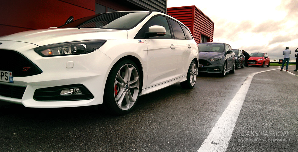 ford performance Focus ST blanche - circuit essai