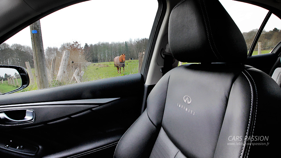 Essai Infiniti Q50 Sport siège en cuir noirs