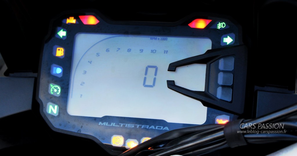 essai moto Ducati Diavel 1200 Multistrada compteur digital