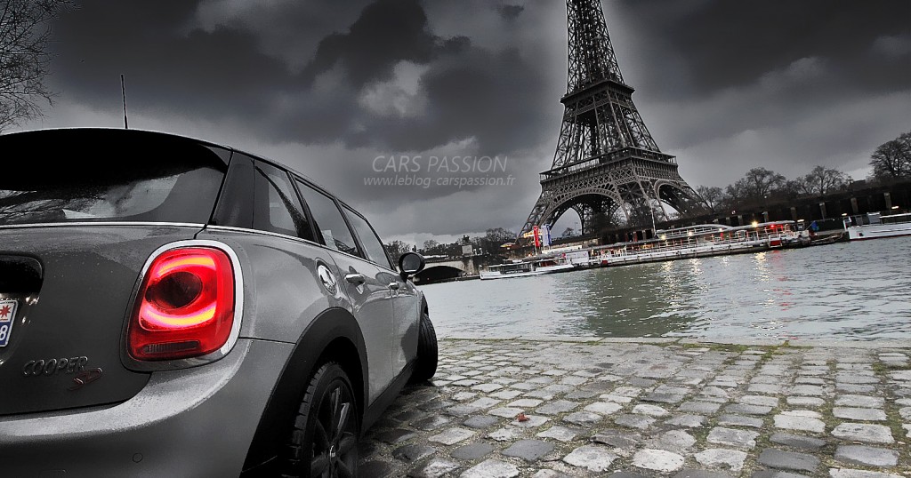 Paris Tour Eiffel sur les quais - Mini Cooper 5 portes SD 170