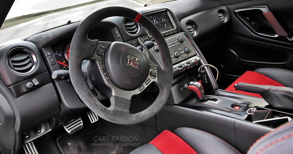 Nissan GTR Nismo 2016 intérieur cuir alcantara volant 2
