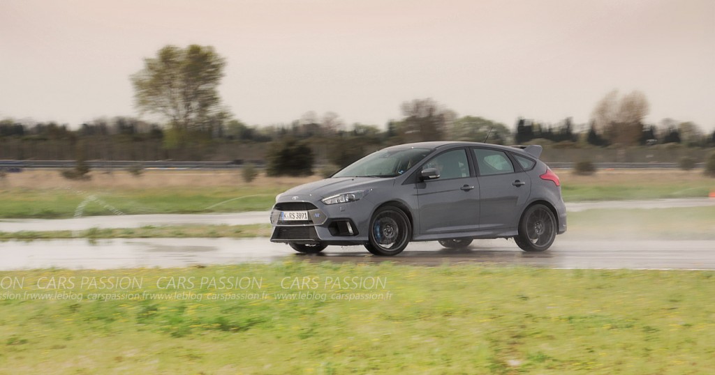 Mode drift Ford Focus RS 2016 sur le circuit Michelin