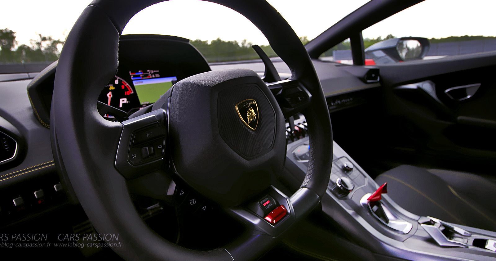 volant cockpit Lamborghini Huracan 2016 avec Paris Lamborghini Ouest Neubauer