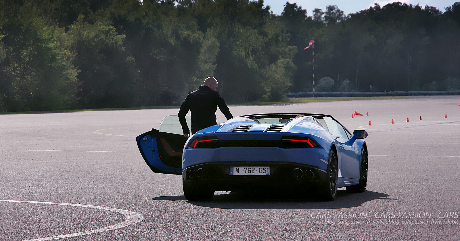 lamborghini huracan spyder paris - airplane mortefontaine