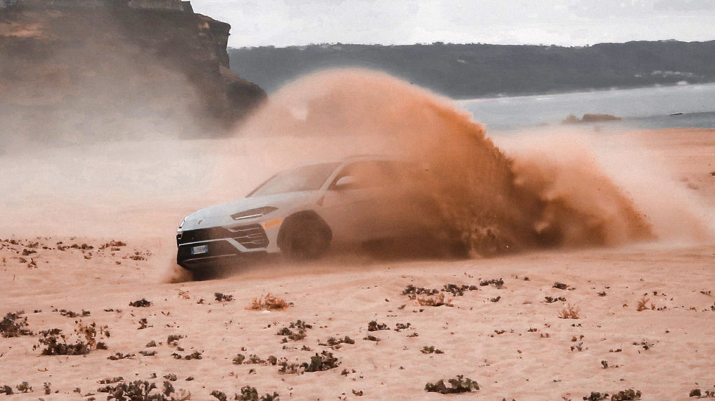 Drift Lamborghini Urus sur les plage de sable à Nazare