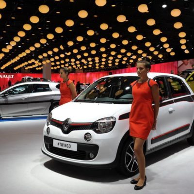 les hôtesses du stand renault au mondial auto de Paris