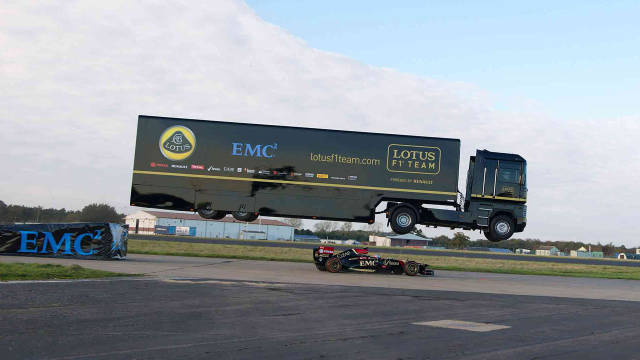 record Lotus f1 jump truck camion renault