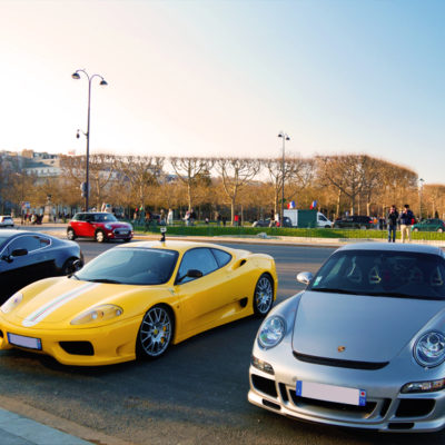 Shooting photo de la tour eiffel et de ses 3 supercars, Ferrari Porsche et Aston Martin