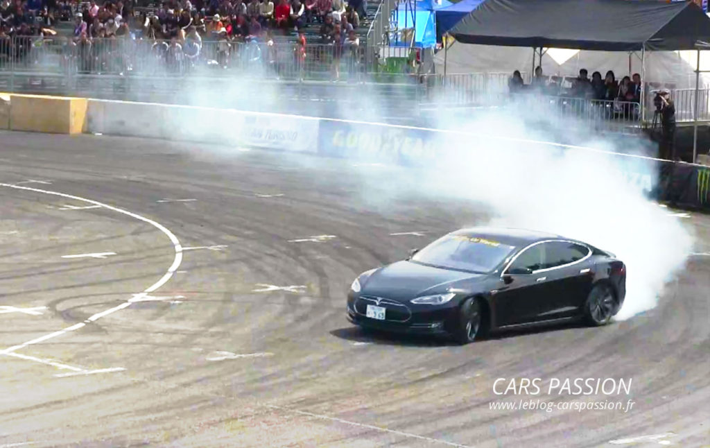 drifting Tesla Model S à Tokyo