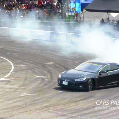 drifting Tesla Model S à Tokyo