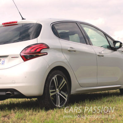 arrière peugeot 208 blanche