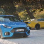 Ford Focus RS 2016 bleu et une Ford Mustang orange jaune