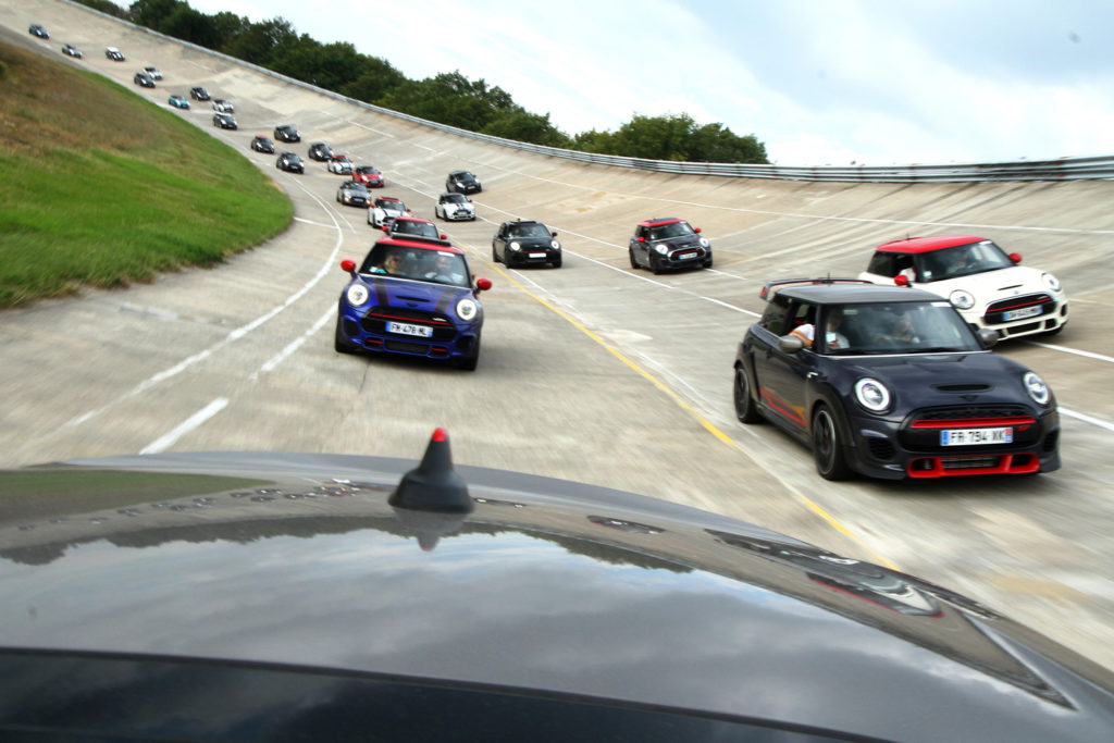 Parade MINI show sur le circuit de Linas Montlhery