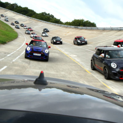 Parade MINI show sur le circuit de Linas Montlhery