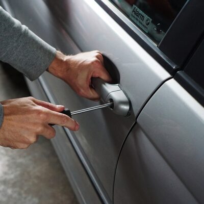 Vol de voiture, comment installer un traceur GPS ?