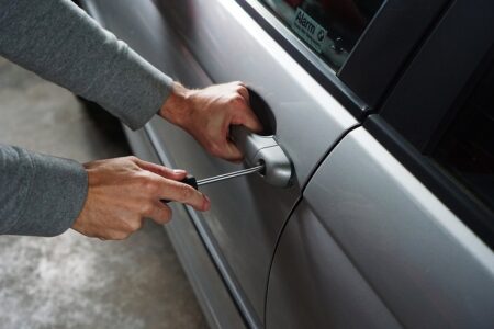 Vol de voiture, comment installer un traceur GPS ?