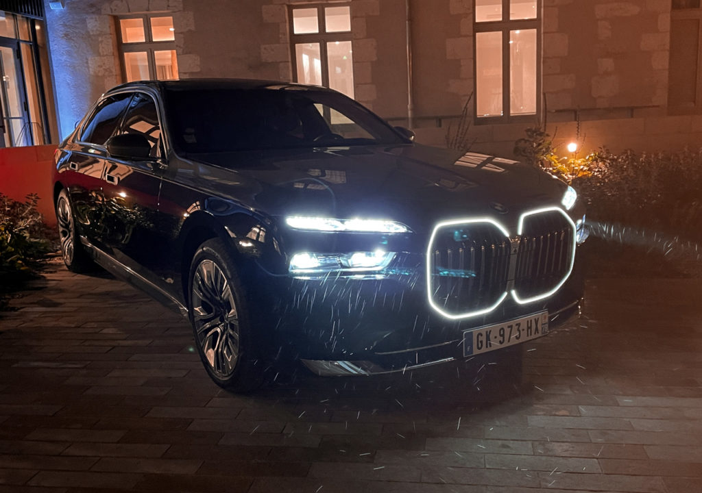 BMW serie 7 2023 G70 calandre élcairée iBMW Iconic Glow
