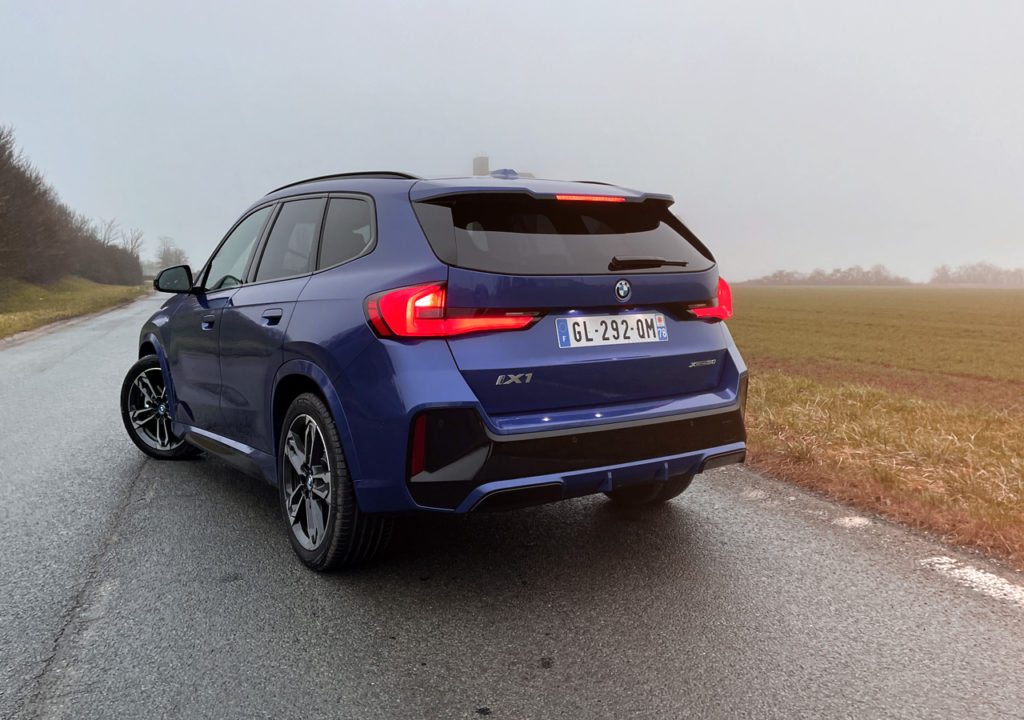 face arrière bmw x1 électrique ix1 2023 M sport bleu portimao