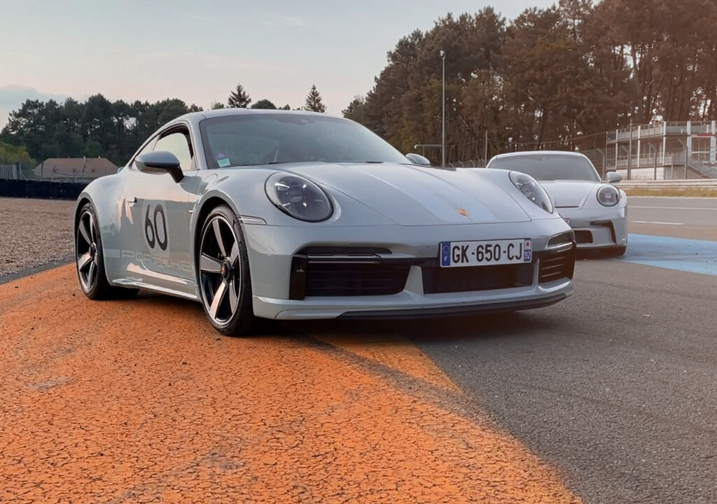 Porsche 911 Sport Classic 992 2023 sur le circuit des 24h du Mans