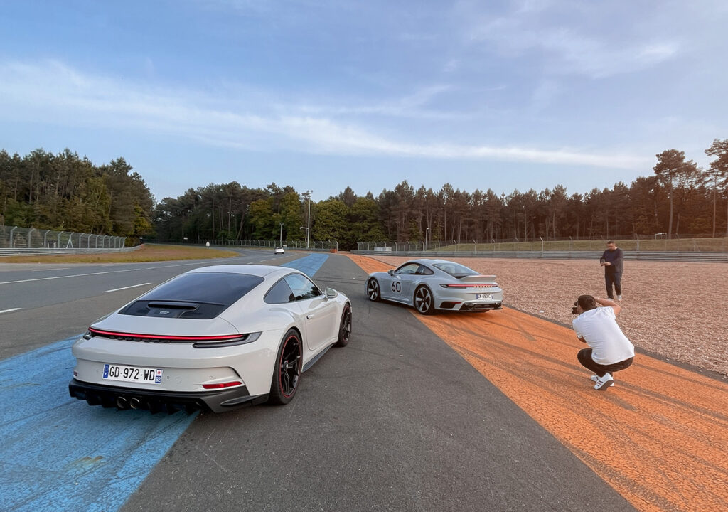 Porsche 992 GT3 Touring grey 2023 sur le circuit des 24 h du Mans