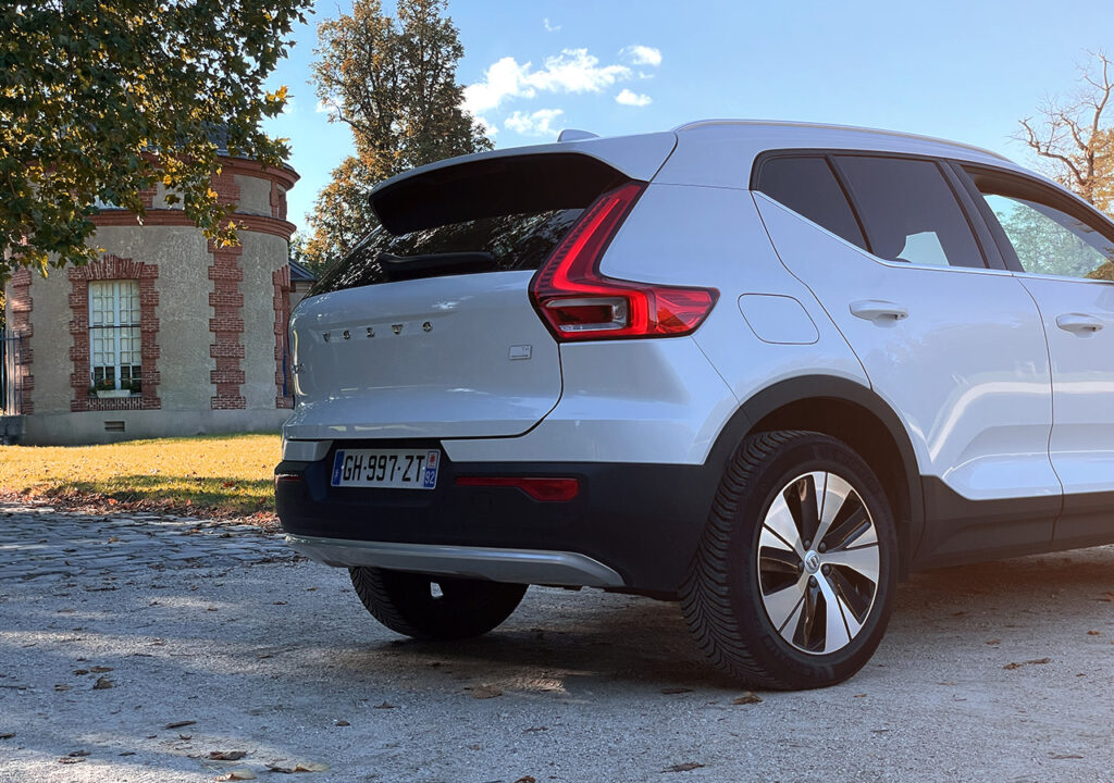 Volvo XC40 T4 finition Plus 2023 hybride phev white blanc