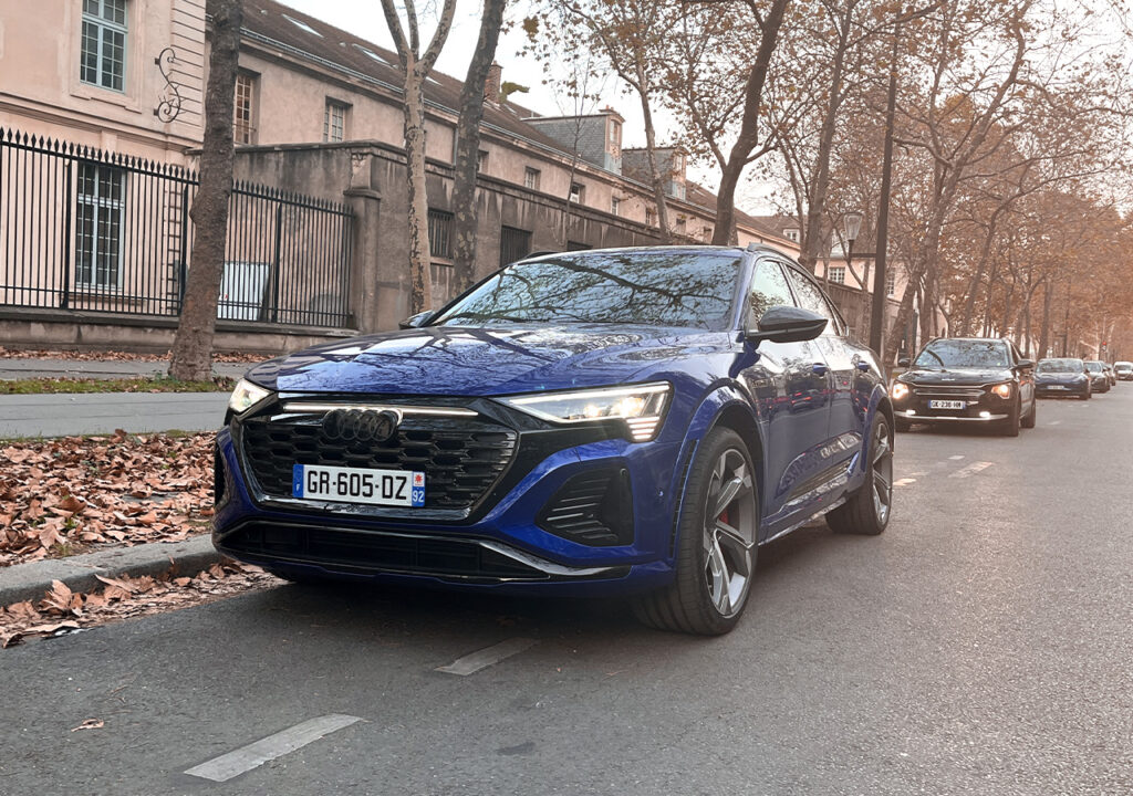face avant Audi SQ8 sportback etron couleur bleue ultra