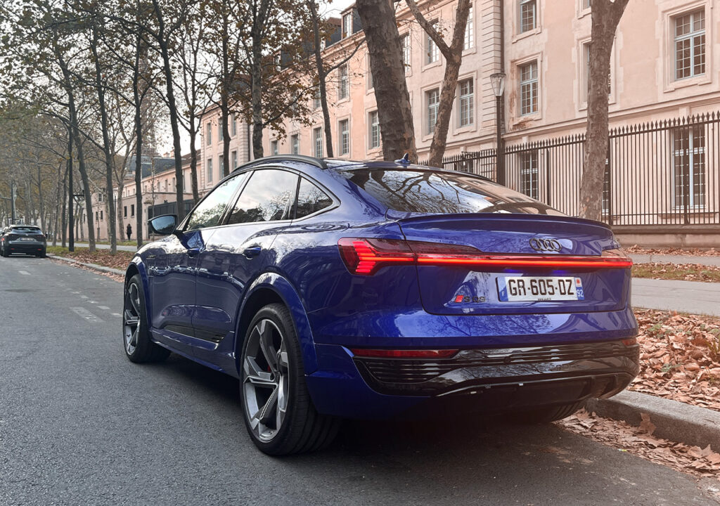 Audi SQ8 sportback etron couleur bleue ultra