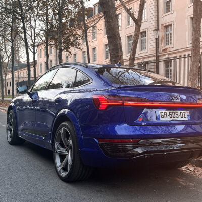 Audi SQ8 sportback etron couleur bleue ultra