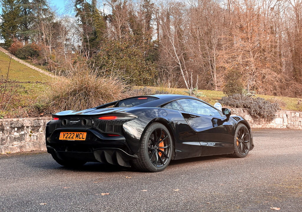 Essai Mclaren Artura V6 Hybride supercar Onyx Black