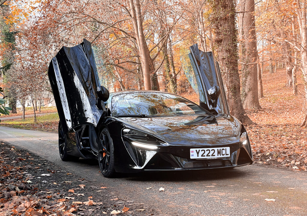 Mclaren Artura supercar hybride V6 black