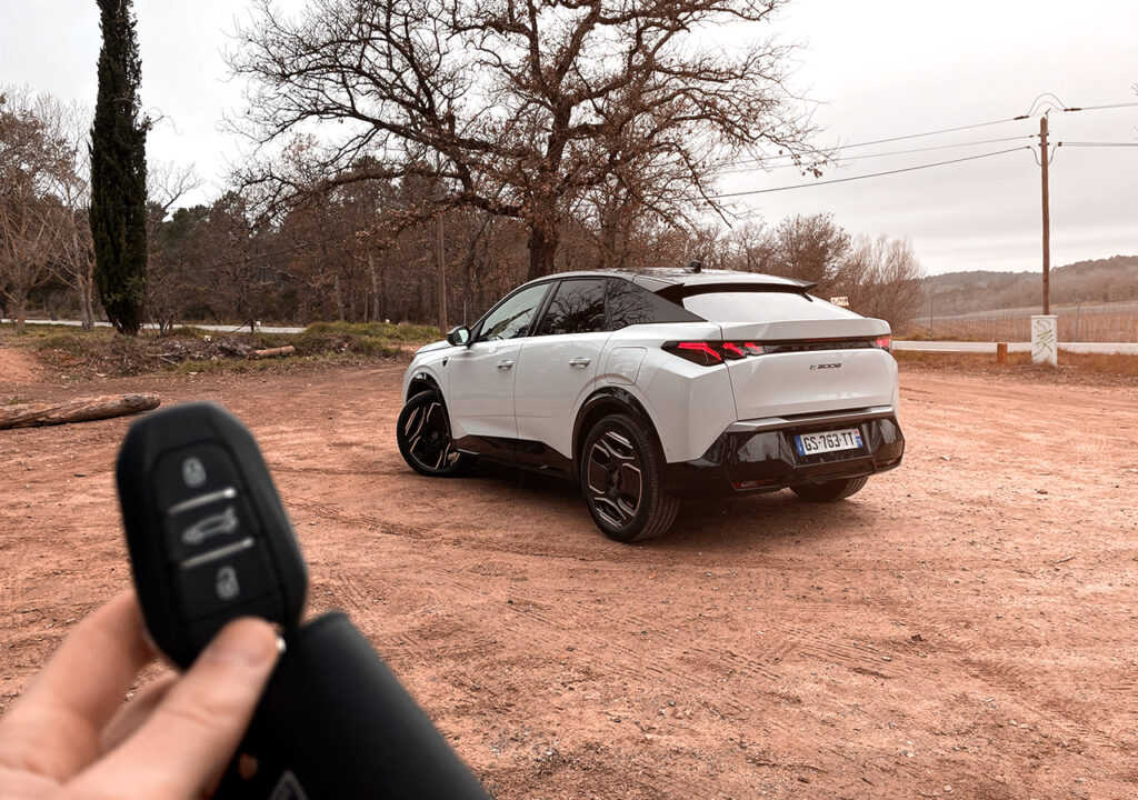 peugeot 3008 GT 2024 blanc e-3008 SUV électrique