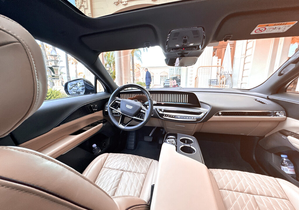 intérieur Cadillac Lyriq 2024 SUV electrique luxe