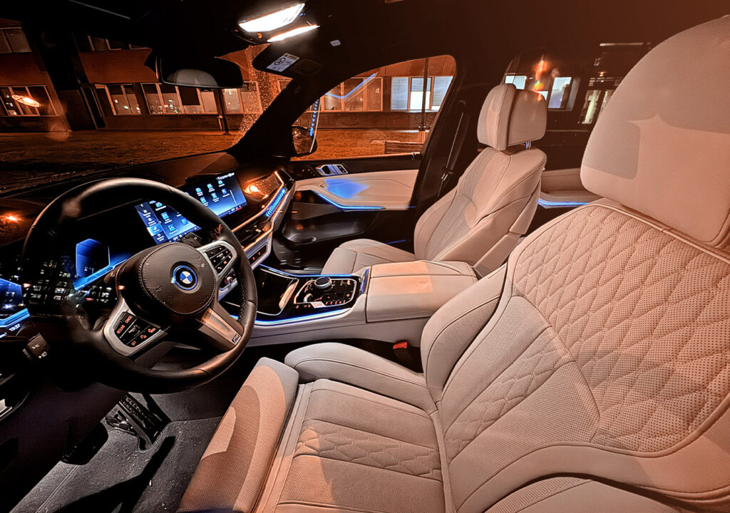 Intérieur de nuit - sellerie en cuir beige - BMW X5 50e