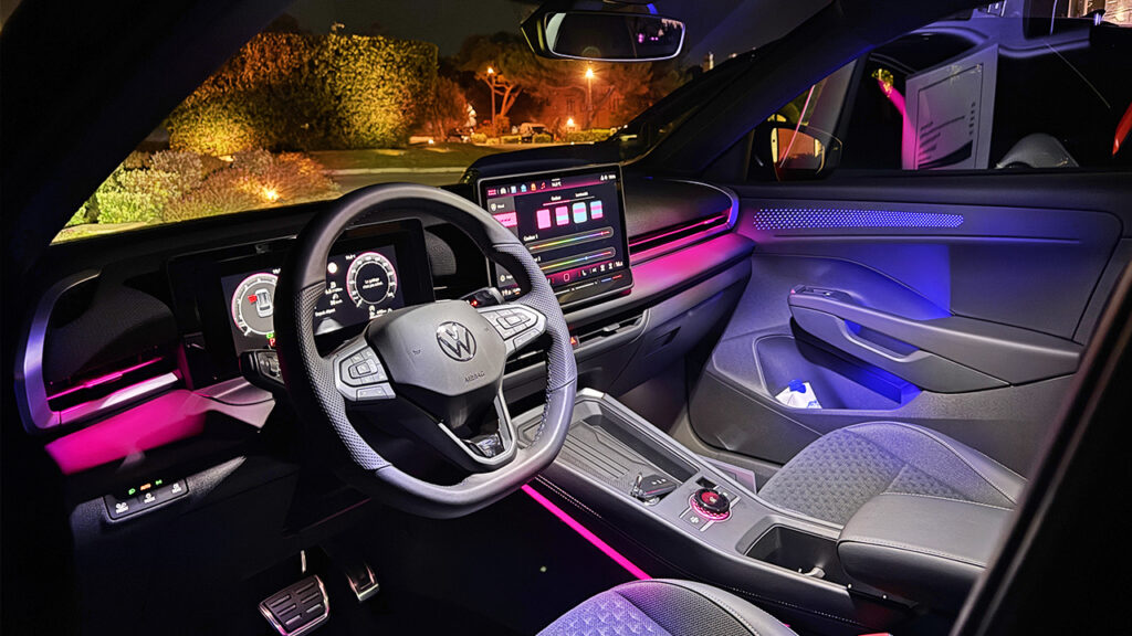 Nouveau Volkswagen T-Roc 2026 R-Line : un intérieur qui surprend… dans le bon sens Eclairage d'ambiance LED interieur Volkswagen Troc Rline 2026