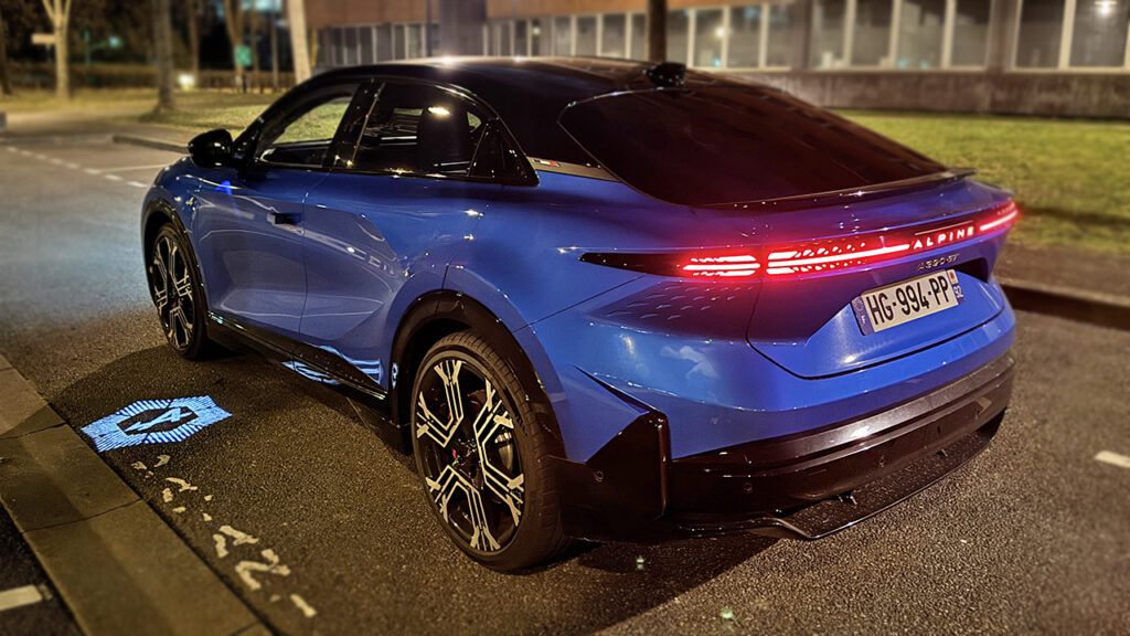 Alpine A390 GT (2026) : intérieur premium et conduite de nuit Alpine A390 GT éclairage animation feux led