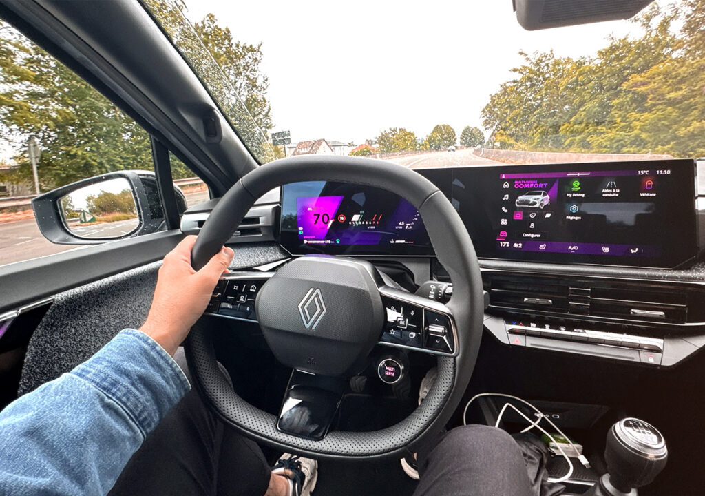 Intérieur technologie et volant agréable sur cette Renault Clio 6 TCE Techno