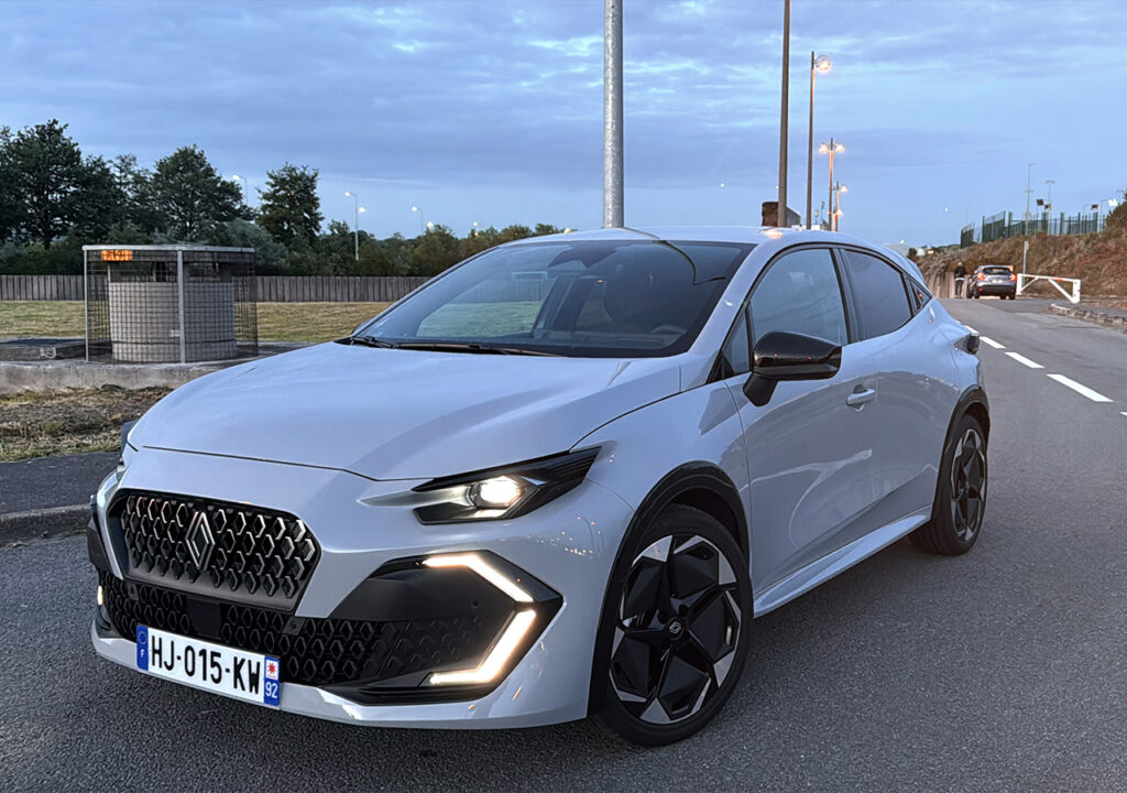 Renault Clio 6 TCE 115 gris rafale 2026 feux full Led