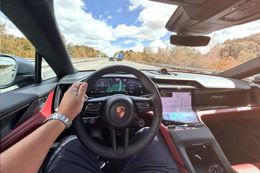 Au volant du Porsche cayenne coupe électrique 442 ch - confort à bord