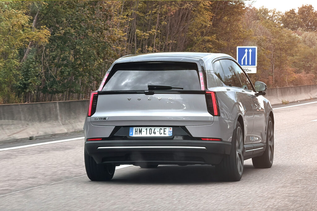 Efficience sur route au volant du Volvo EX60 P10 Ultra 2026