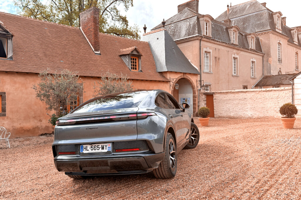 Essai Porsche Cayenne Coupe électrique d'une longueur de 4m98